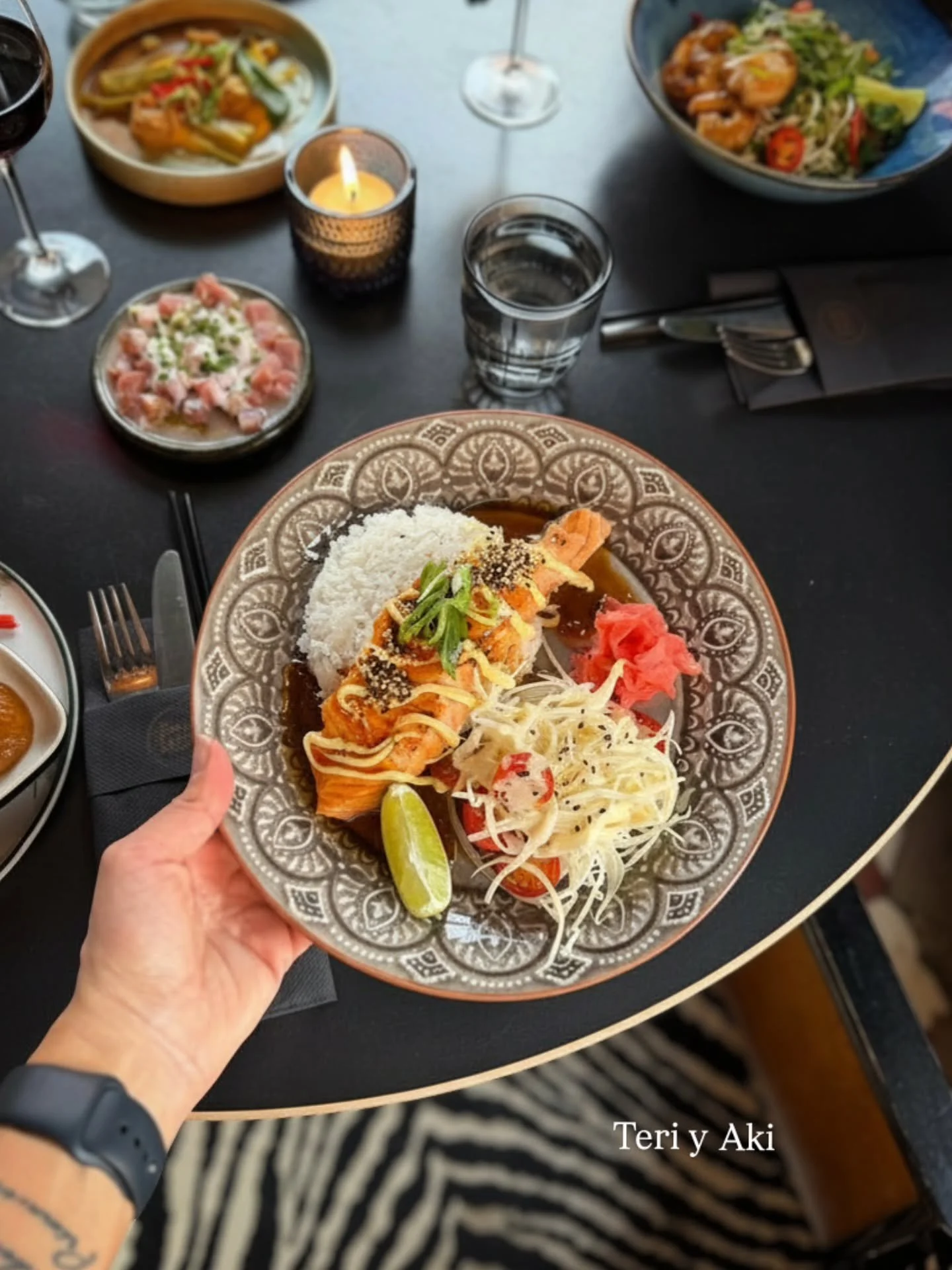 Meid&auml;n yksi suosituimmista annoksista jatkaa uudella menulla, mutta t&auml;ll&auml; kertaa grillattu teriyakilohi saa lautasella seurakseen pikkel&ouml;ity&auml; inkiv&auml;&auml;ri&auml;, misomarinoitua kaalitomaattisalaattia, Kewpie-majoneesia