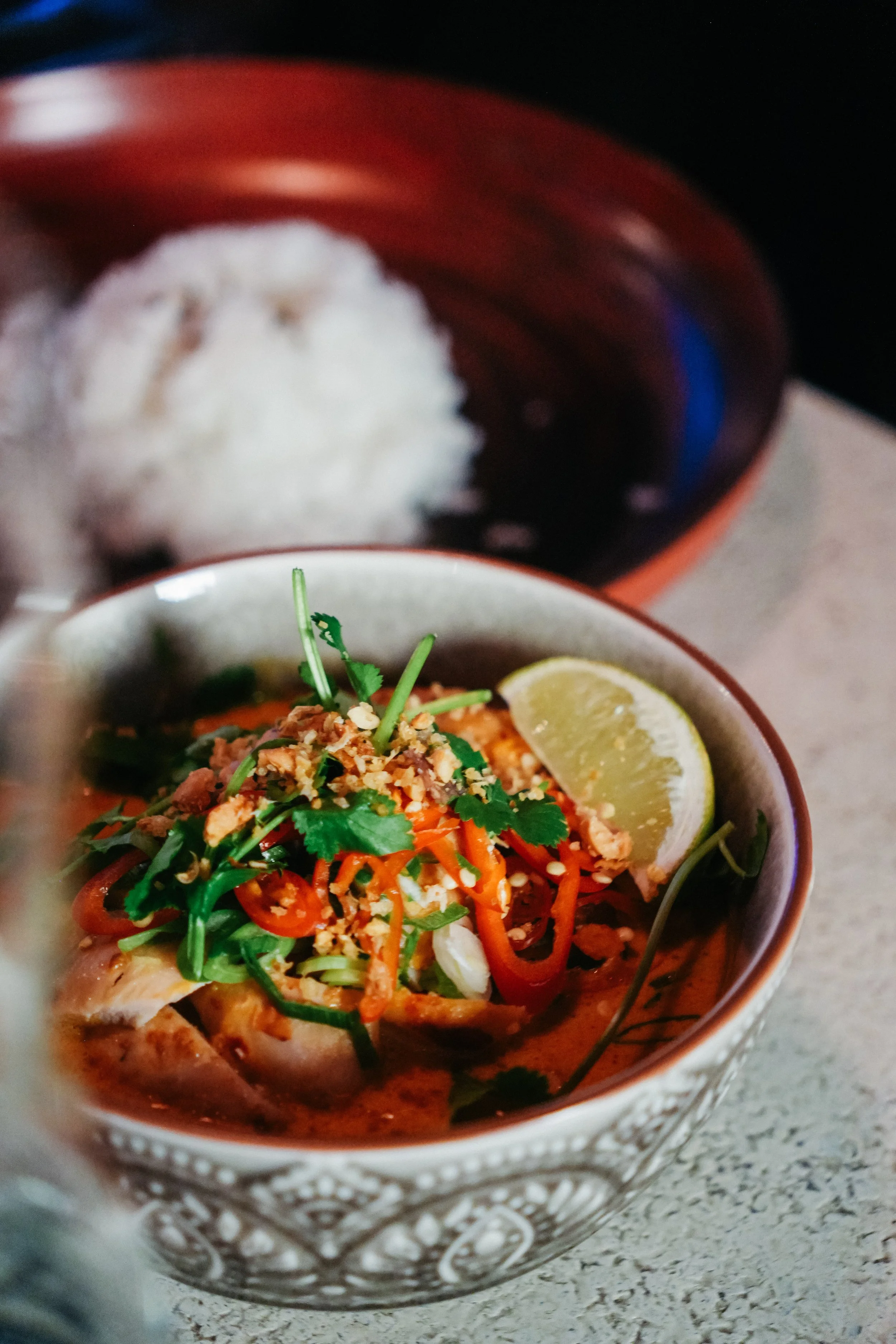 Aasialainen curry-ruoka ja limelohko lautasella