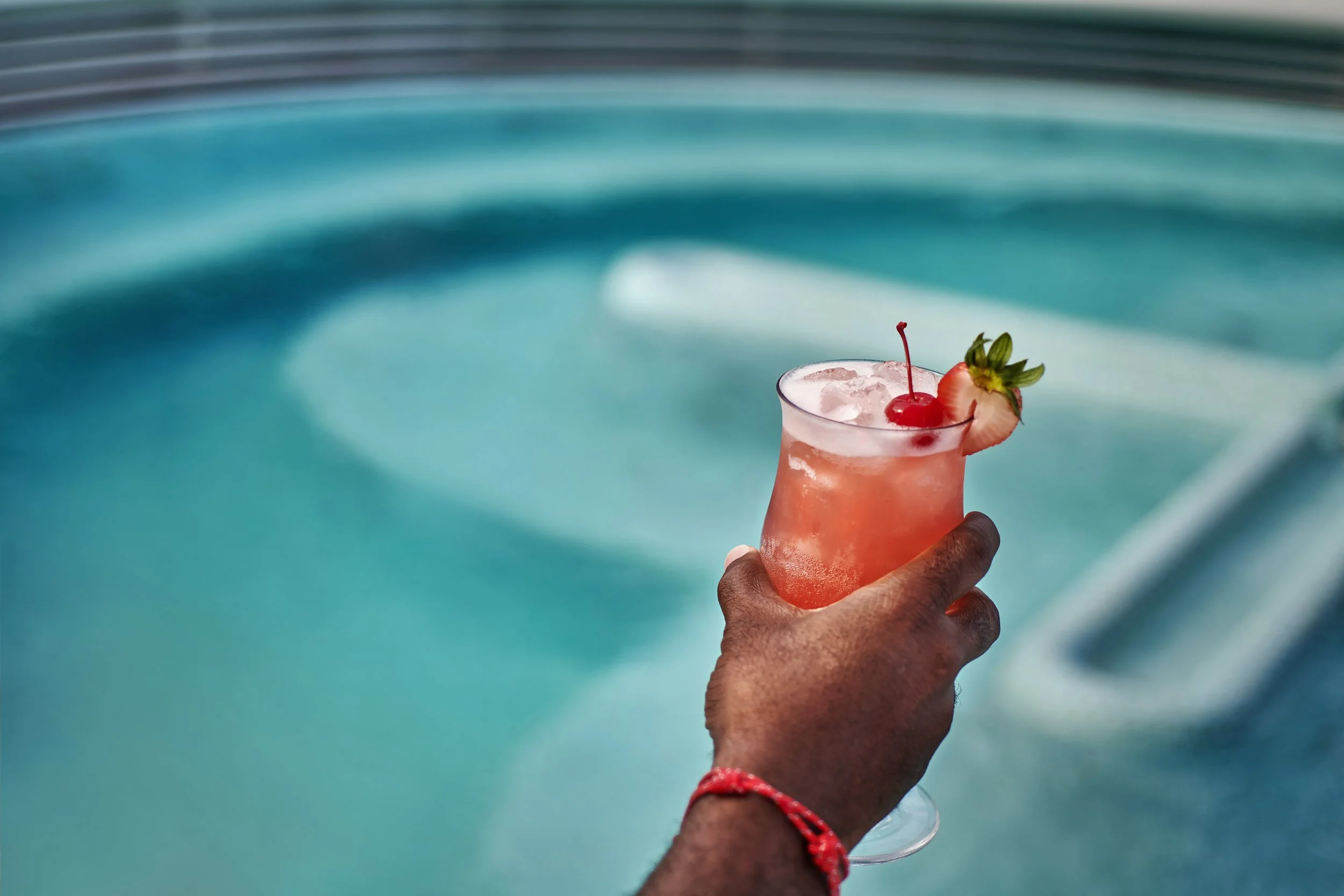 IMG-SCL-2021-FNB-gym-tonic-pool-drinks-4969.jpg