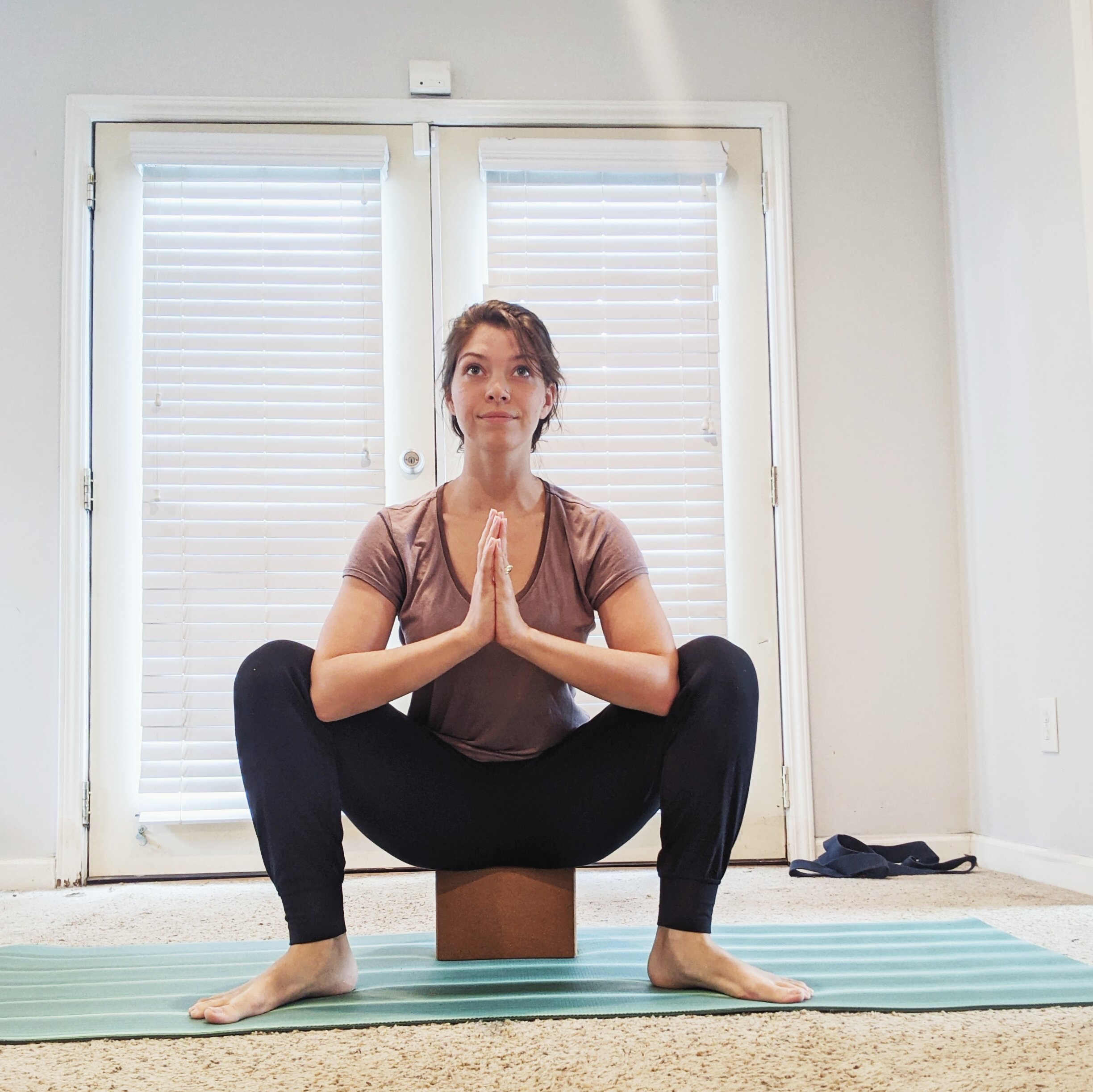 Beginners Yoga Tutorial - How to Do Malasana / Garland Pose - YouTube