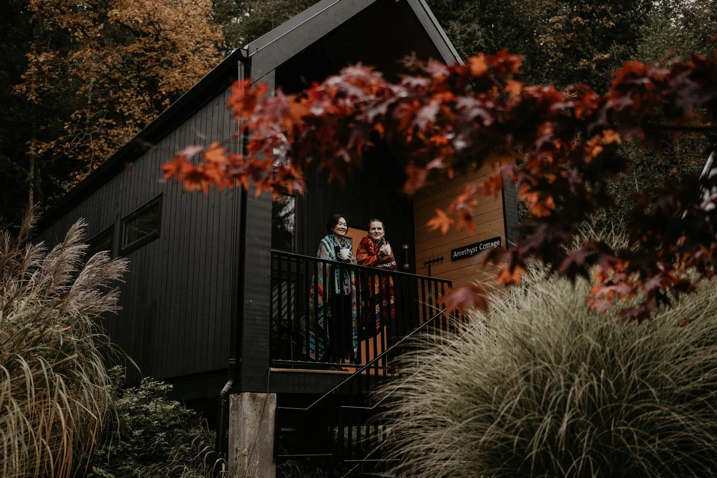 As October comes to an end, we’re reminded that connection doesn’t only live in the shared silence of a retreat or a collective practice, it also thrives in the smallest gestures.
💬 An unhurried conversation.
👁️ A moment of eye contact