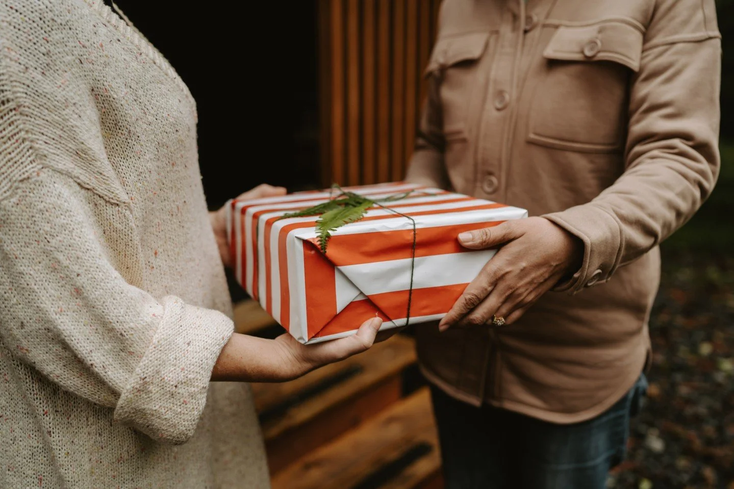 This season, discover ways to give that invite calm, connection, and care. Our Holiday Gift Guide brings together wellness experiences and meaningful goods designed to nourish body, mind, and spirit,  from immersive classes and thermal experiences to