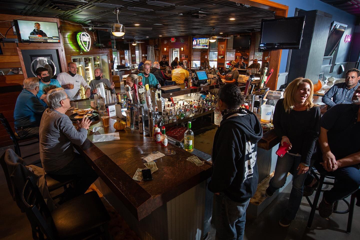 Nip N Tuck Bar & Grill