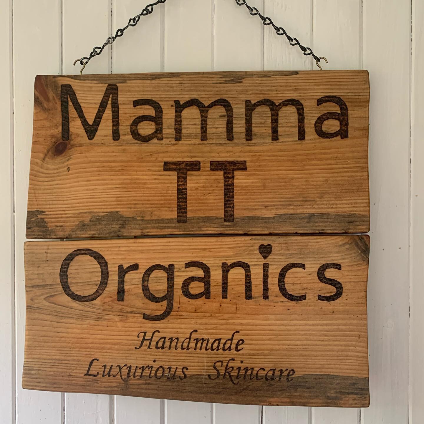 This sign was made by a good girlfriend, Rhonda, with repurposed wood. I love the fact that is imperfect but so beautiful. It comes with me to every market.

Today I hanged this babe in my new studio. Ah yes! I have moved studio. Exciting times! Litt