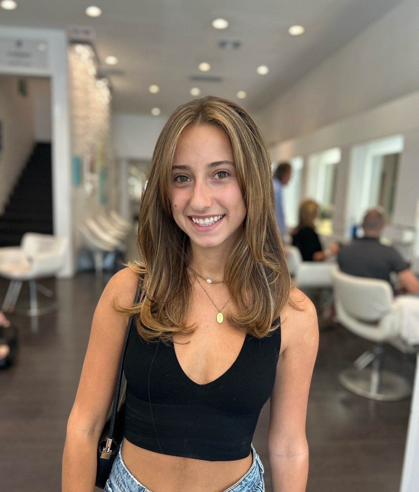 🍁🍁 Fall is in the air 🍁🍁Time to change that hair ✨The lovely Dani add some dimension to her hair. Full highlights by @louisaharbcolor and a blow dry by @hairbyrafi_