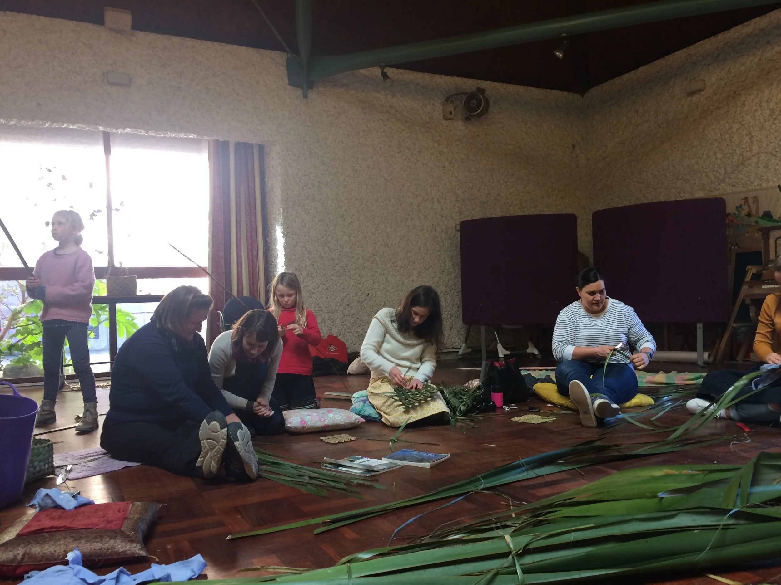 Sarah Webb teaches Rubbish Revolutionaries to weave with harakeke/flax (Photo credit: Elise Ranck)