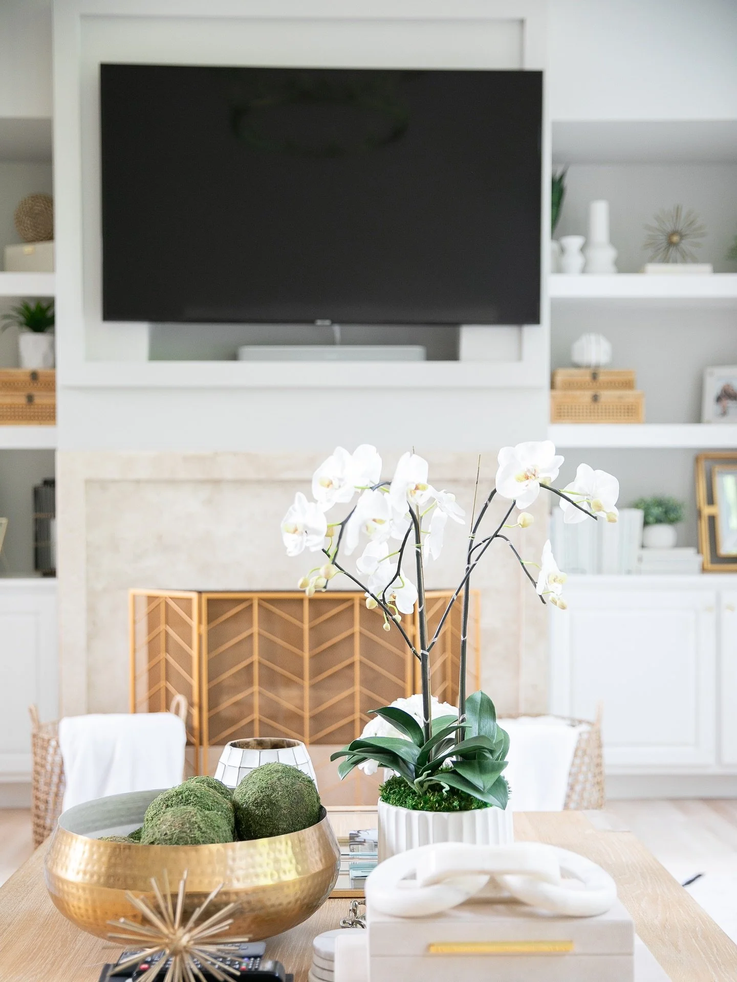 Take a peek inside this one-of-a-kind space we&rsquo;ve wrapped up! It&rsquo;s giving all the homey vibes. Ready to create something just as special? Let&rsquo;s chat! 🤍✨