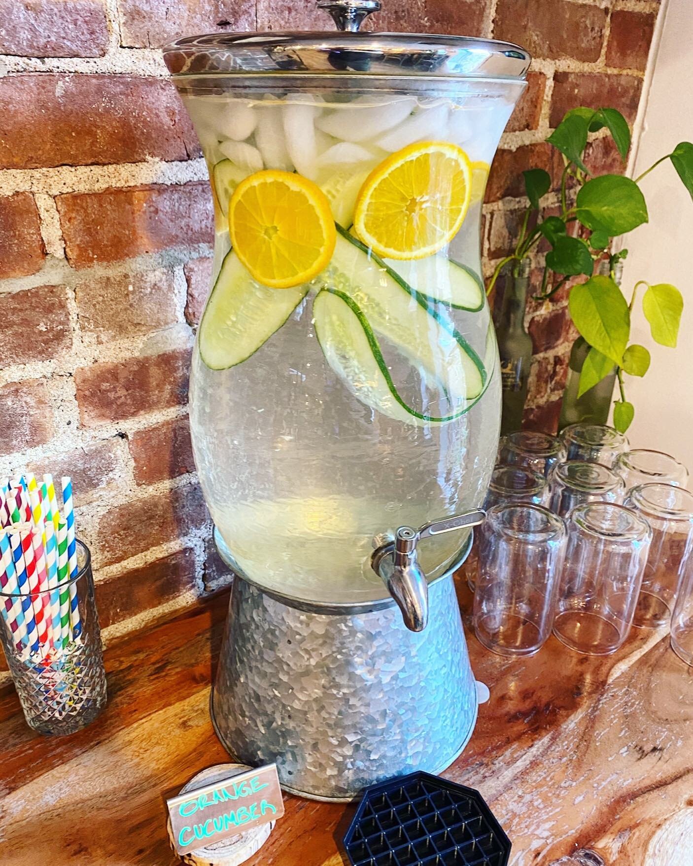 Our members always tell us that our delicious fruit infused water motivates them to stay hydrated throughout the day! What flavor should we try next? Let us know in the comments below 👇 #Yum #InfusedWater #MemberPerks #Coworking #MorristownNJ