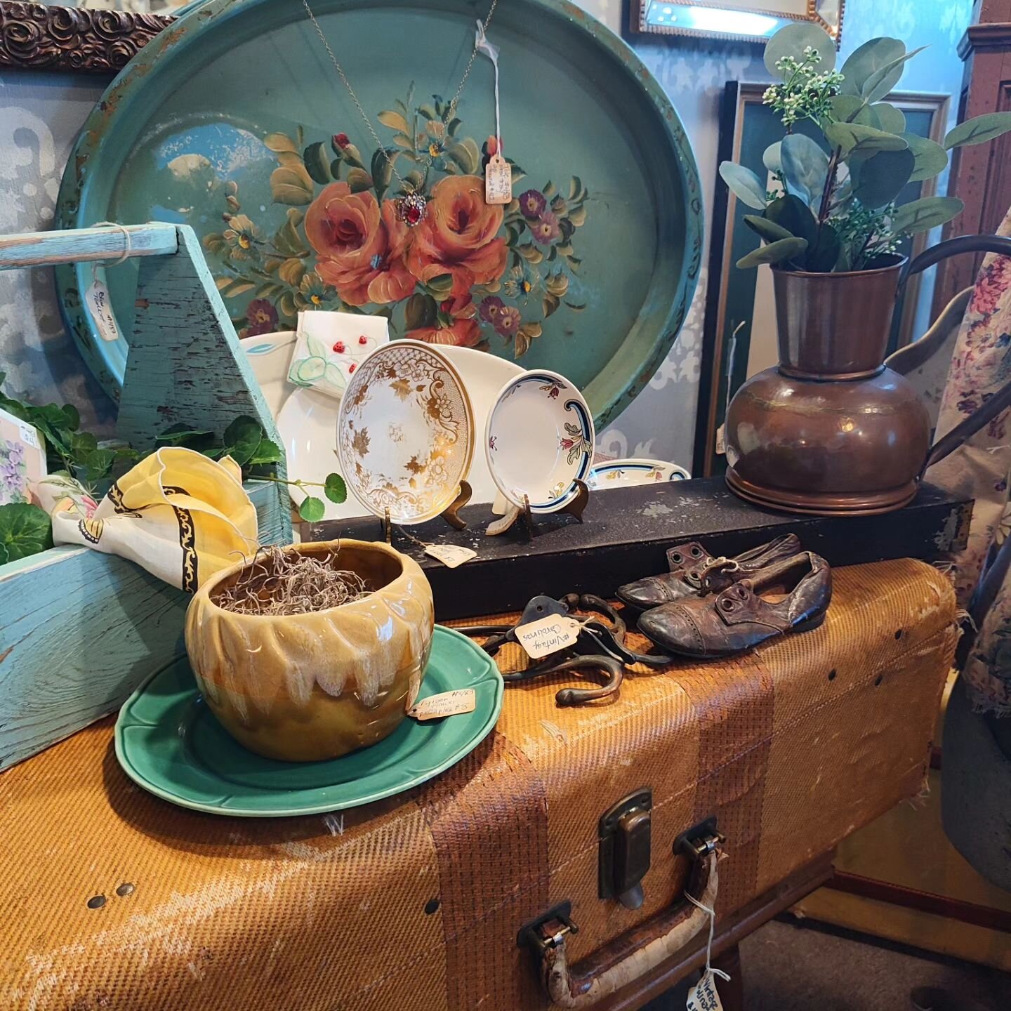 The Garage on 25 has 12,000 sqft of cool vintage, local handmade, antique, decor and more!
 Don't let the rain keep you away! If you are in town for #vintagemarketdaysofasheville  come by and see us. Just 10 mins away from The WNC Ag Center.
3461 Hen