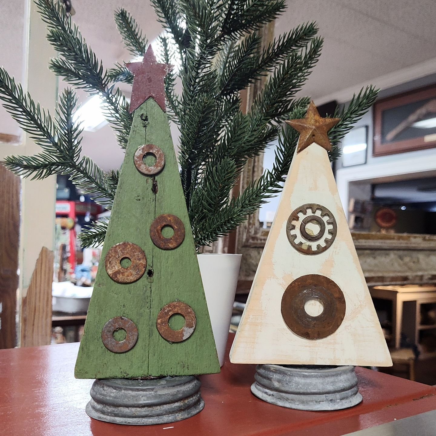 The Garage on 25 is full of Holiday Sparkle! Vendors are filling their booths full of great Vintage and Christmas decor, and local handmade goodies. This Friday we'll be staying open late for our Holiday Stroll from 5-7 pm.. Come join us for light re