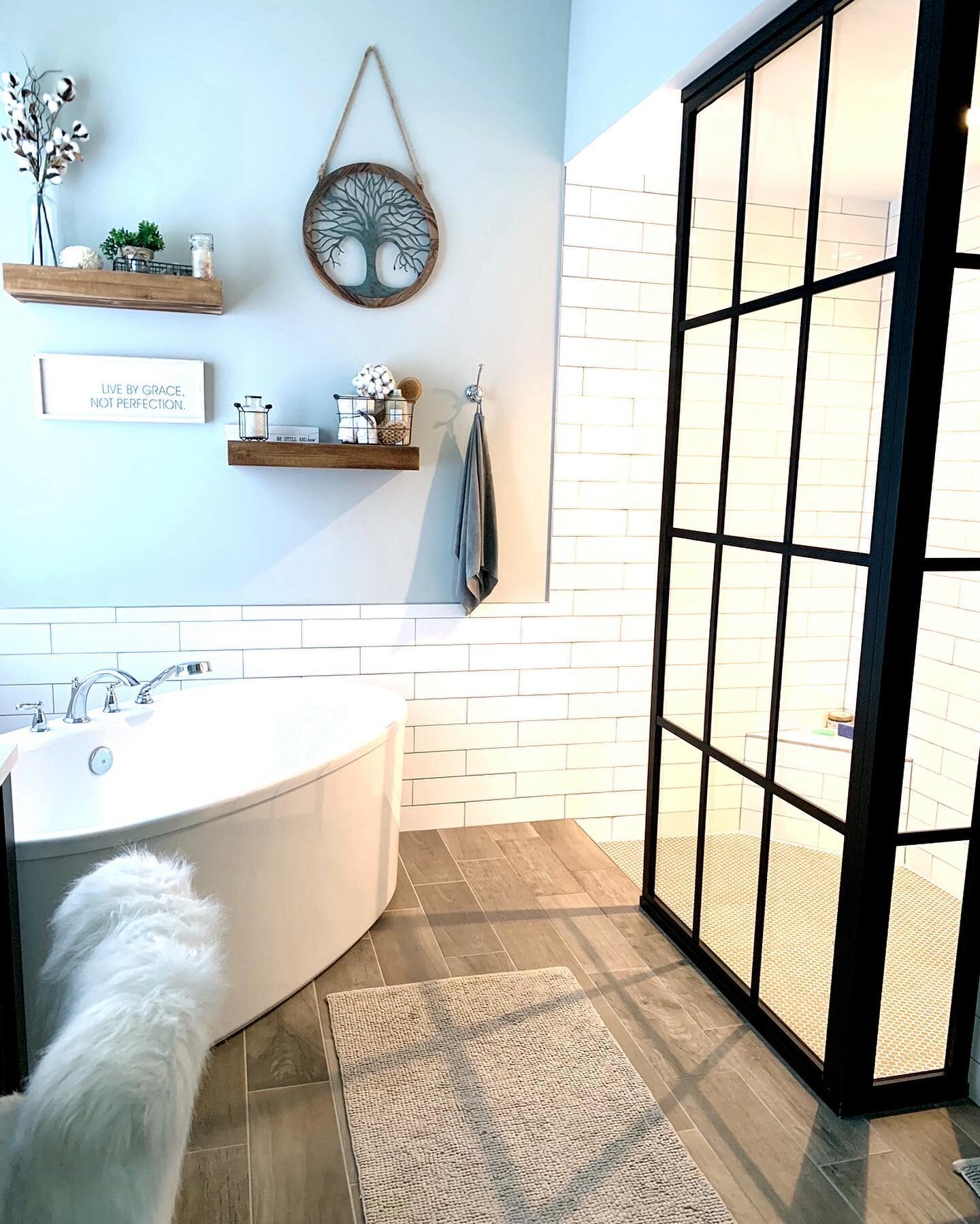 Our Frameless Black Shower Door is such a statement piece in our bathroom. This walk-in shower design adds a modern industrial touch to complement your shower space. ✨