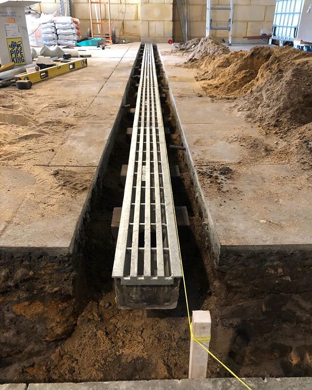 Channel grate going in. Simple yet effective, nothing quite beats the trusty string line to keep things spot on 👌🏼