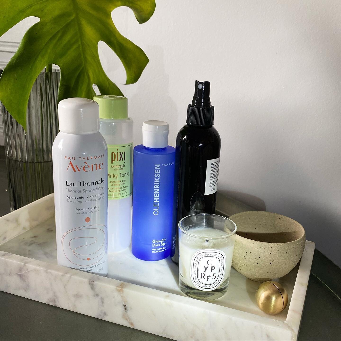 Tips p&aring; en fredag.
Toner kan helles p&aring; en (ren) sprayflaske, s&aring; slipper du &aring; bruke masse bomullspads. Spray og klapp inn i fjeset. 👍🏼

Tonere vi liker n&aring; om dagen:

Ole Henriksen Glow2OH Dark Spot Toner - n&aring;r hud