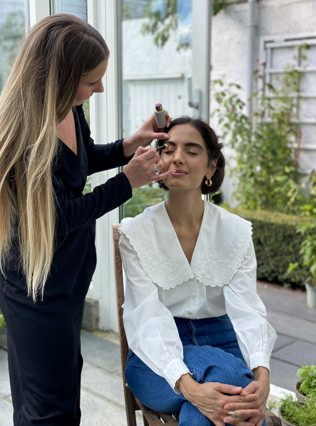 Somaya, som jobber på Gimle Parfymeri, blir sminket med Westman Ateliér av makeupartist Amy Prior