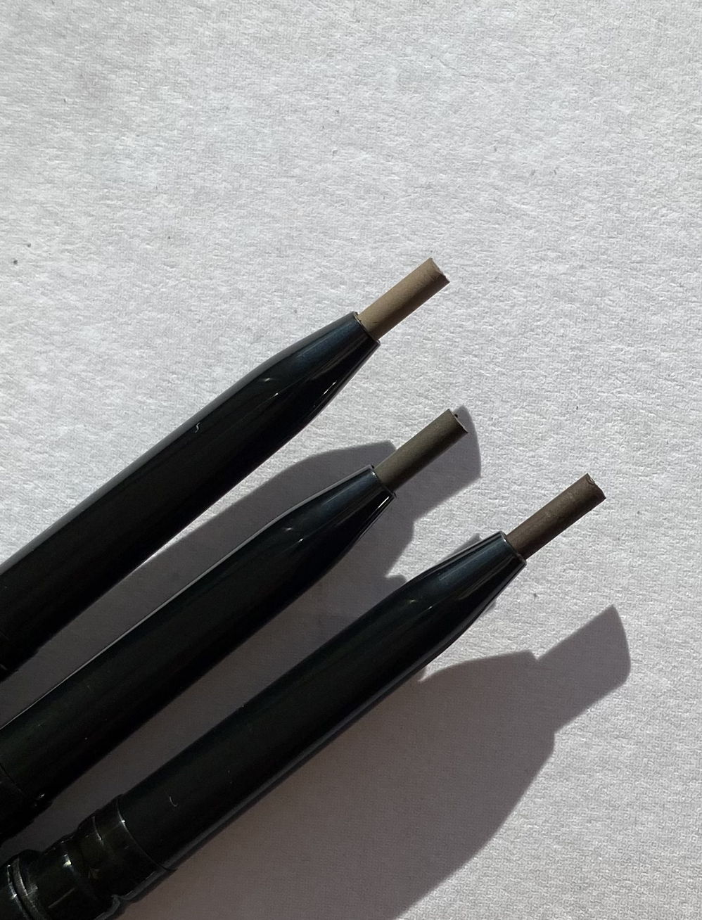 Kenny Brows penner - 265,- gode produkter til øyebryn i kul forpakning.