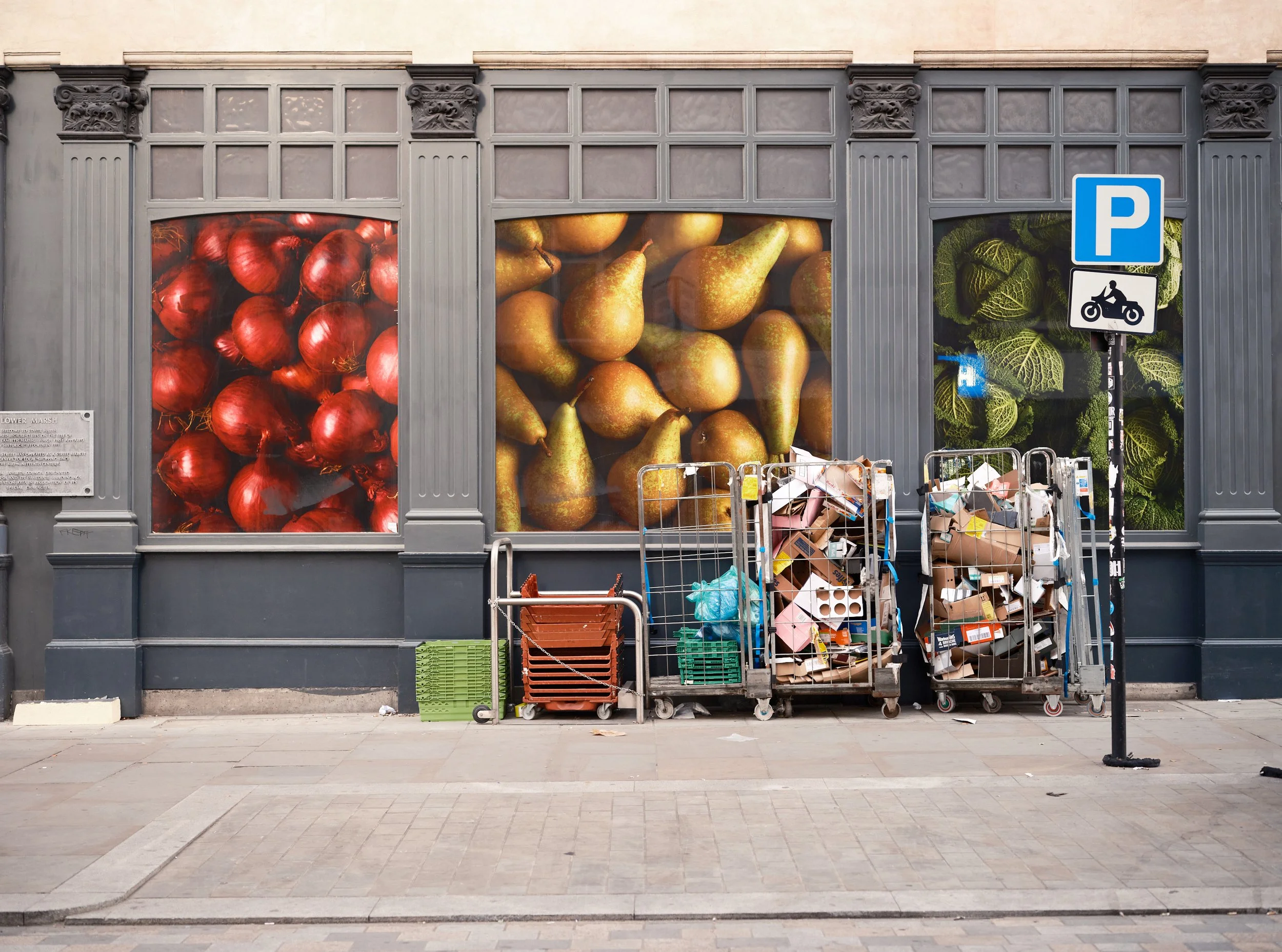 An enthusiastic welcome is more like a soft entrapment.
We are admitted into a scene woven from classical glory and the modern logic of consumption. The images linger between the stage and the curtain. Behind these seemingly intact sets, the everyday