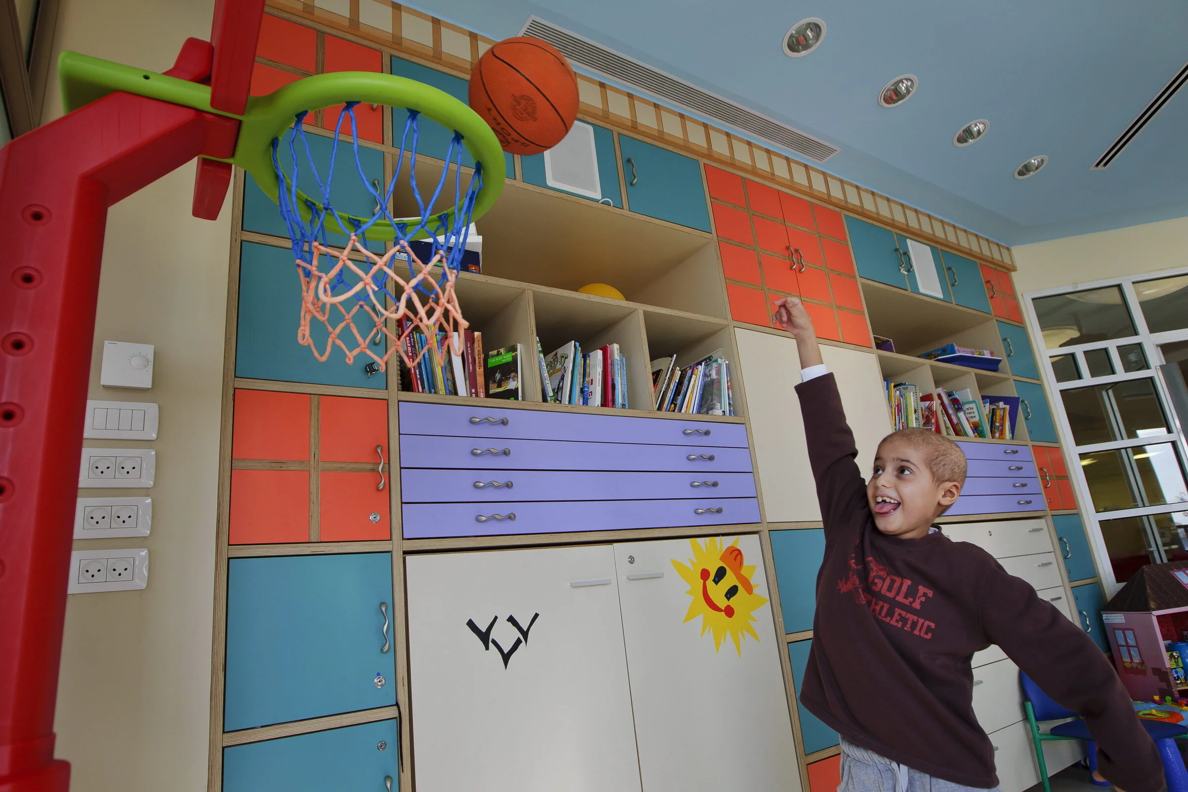 ילד הוא ילד  יהונתן בן תשע קולע לסל בחדר הפעילות החינוכית במערך ההמטו-אונקולוגי. מאז הקמת המערך טופלו בו למעלה מ-3,000 ילדים, שרובם ממשיכים לבקר ולשמור על קשר חם עם הצוות המטפל גם בבגרותם. המערך מתהדר ב-400 "נכדי המערך", ילדיהם של המטופלים לשעבר.  פעימת לב  © זיו קורן