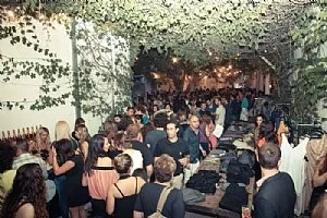 מתחם קסטיאל בערב ההתרמה  עמדות מכירת בגדי מעצבים  צלמת: נופר בוגנים