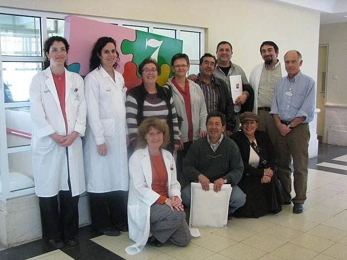 בתמונה: ד"ר יצחק יניב, משפחת כהן וצוות המעבדה הציטוגנטית