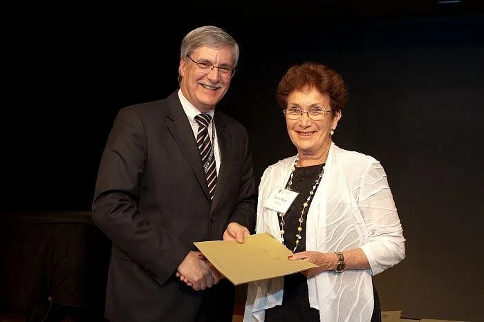 ד"ר אביבה רון זכתה באות הוקרה