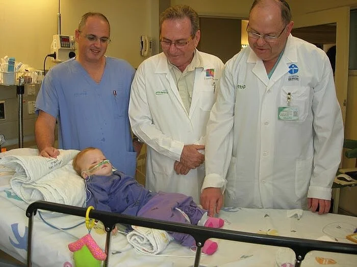 ניתוח נדיר של בנייה והרחבה של קנה הנשימה לכל אורכו בוצע בתינוקת בת 9 חודשים במרכז שניידר