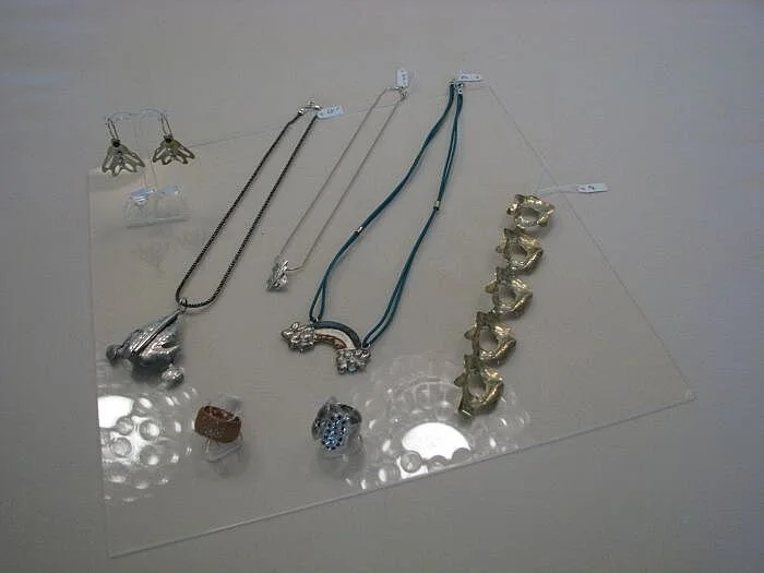 אמנים יוצרים תכשיטים בהשראת עבודות הילדים