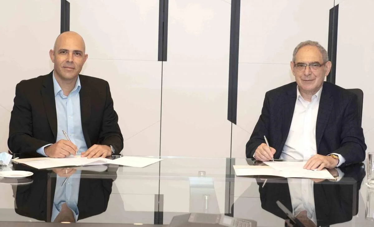 Contract Sign Shnider small.jpg