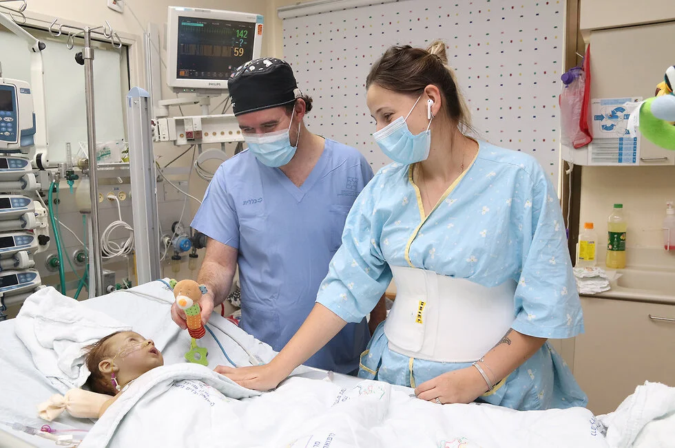 תיאודור עם אמו אלינה וד"ר מיכאל גורביץ’