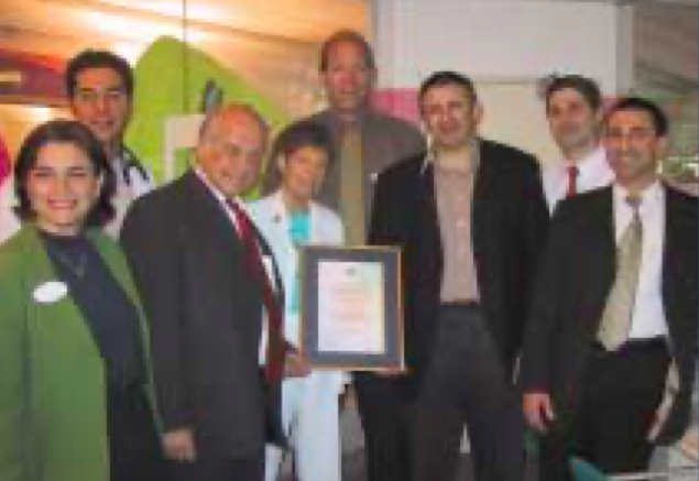 נציגי "נורטל" מקבלים תעודת הוקרה על תרומתם לשניידר