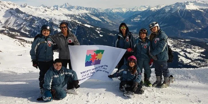 משלחת ילדים ובני נוער מושתלים טסה למחנה סקי שבאלפים השוויצרים