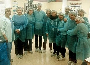 צוות עובדי "ניו-פארם" בסיור חדרי הניתוח במרכז שניידר, יחד עם אורלי רפאל, מנהלת הסיעוד בחדרי הניתוח