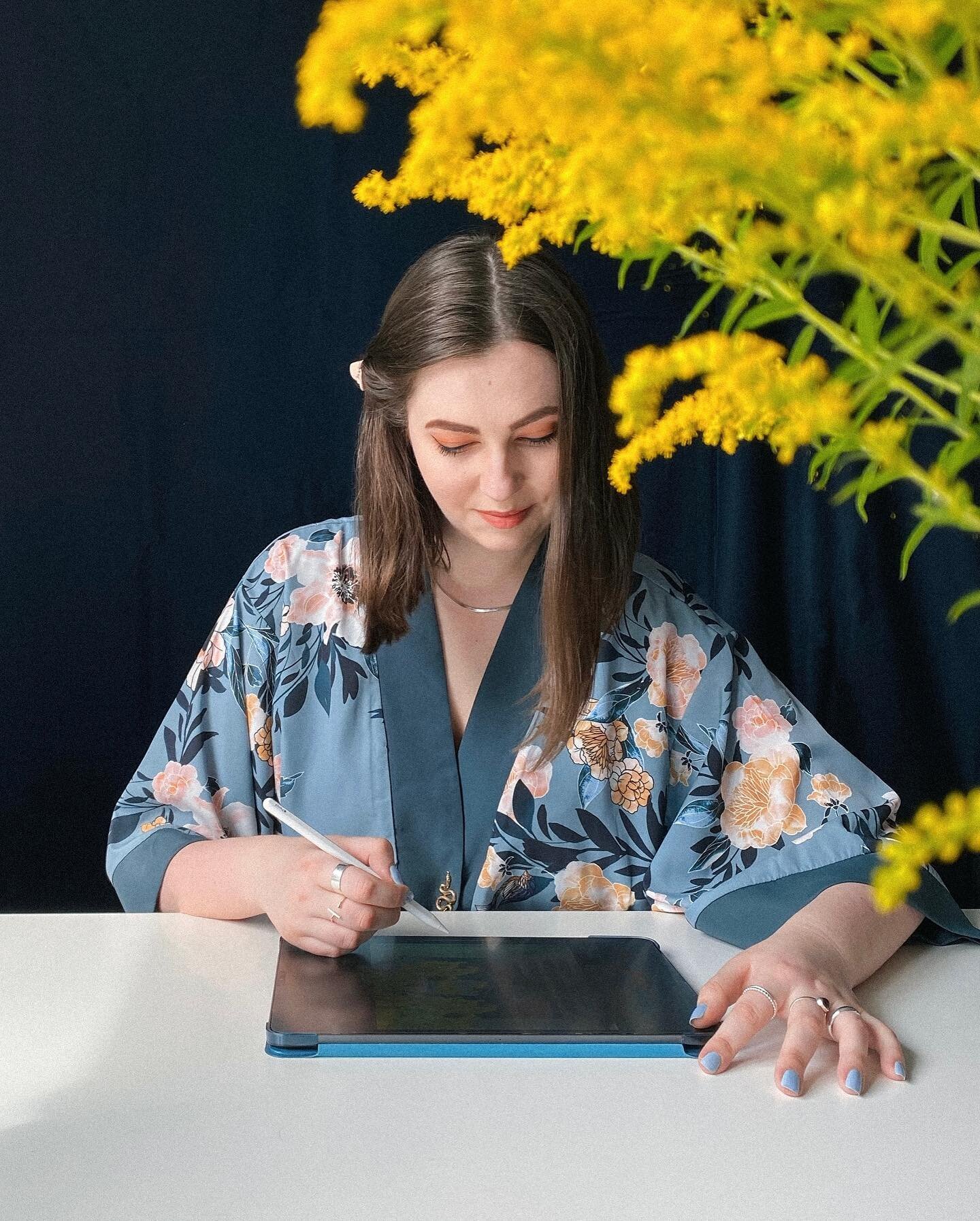 Hi! 👋 It&rsquo;s me, keeping up with the tradition of showing the face behind the page once a year 👀 ⁣
⁣
⁣
⁣
**Pro tip: if you mirror your camera screen to your ipad, you can take a selfie while looking very focused on your work 😅⁣
⁣
⁣
⁣
⁣
⁣
#logo