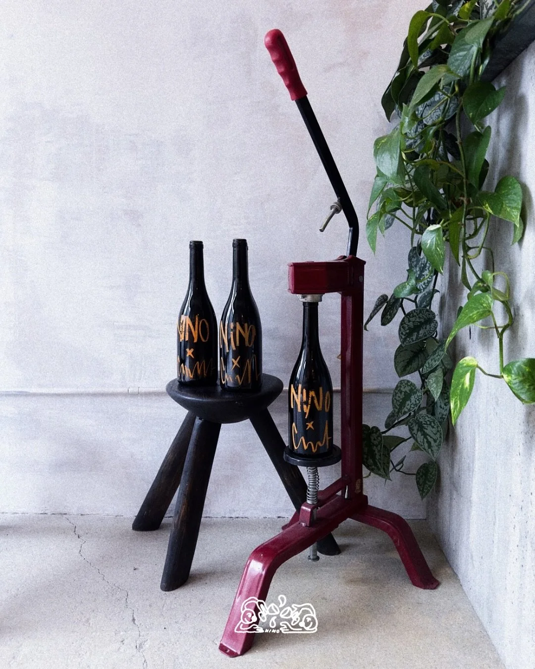 Notre nouveau mill&eacute;sime NINO x CHLAPF est d&eacute;sormais disponible chez NINO JONCTION et NINO P&Acirc;QUIS !

Le mill&eacute;sime 2024 est un assemblage de Pinot Noir et de Mar&eacute;chal Foch (un c&eacute;page hybride cr&eacute;&eacute; e