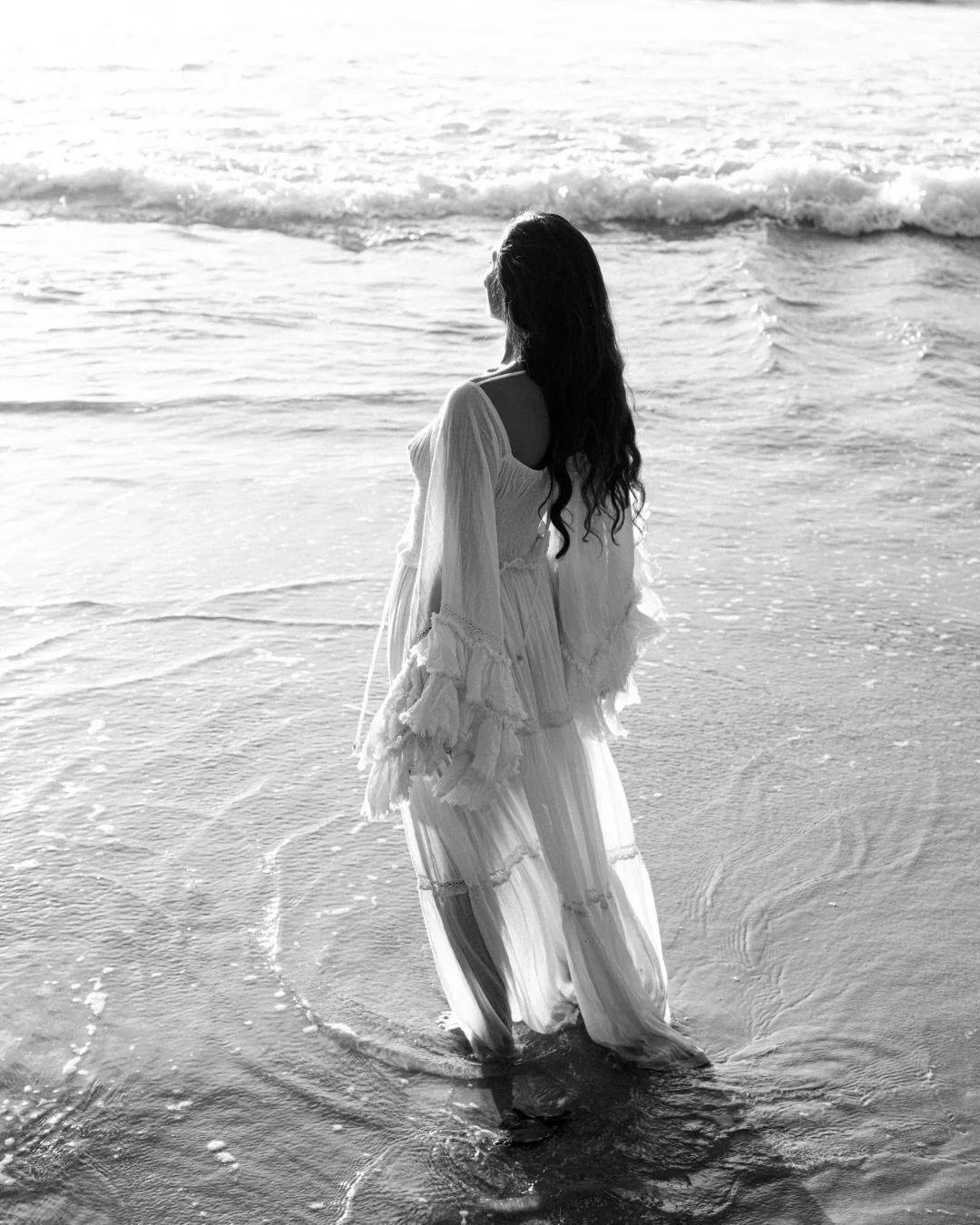 Holding on...
Not out of fear, but out of intention. 🌹 
To the people, values, dreams and vision that quietly guide the way I live.

Sometimes, the words holding on can sound like gripping tightly or carrying a heavy weight.
But this is a different 