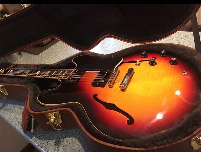 Look at this beauty! A screamin&rsquo; @gibsonguitar #es335dot Block! #Memphis #guitar #guitarplayer