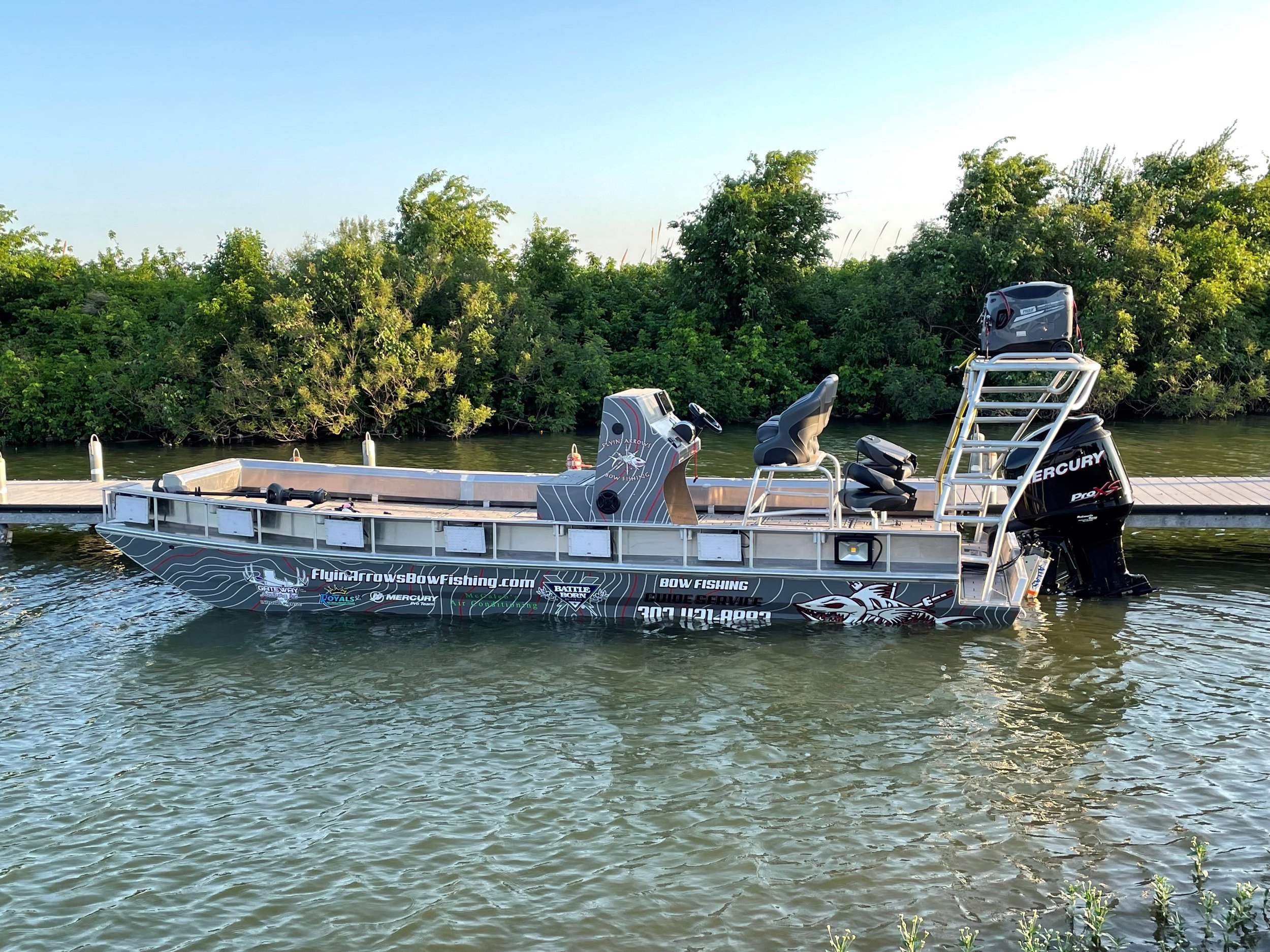 Lowe Bowfishing boat — Flyin' Arrows Bowfishing Granbury Texas bowfishing