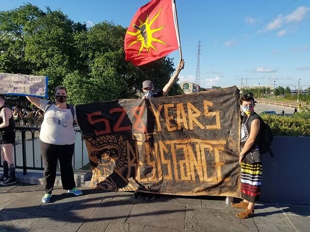 Bvlbancha Imoktabli means fight for black lives in New Orleans ✊🏿✊🏽✊🏼
.
.
.
#BlackLivesMatter #IndigenousSolidarity #IndigenousSolidarityForBlackLiberation #NativesForBlackLives #UniteRiseDecolonize #BvlbanchaImoktabli #mutualaid #communitysupport