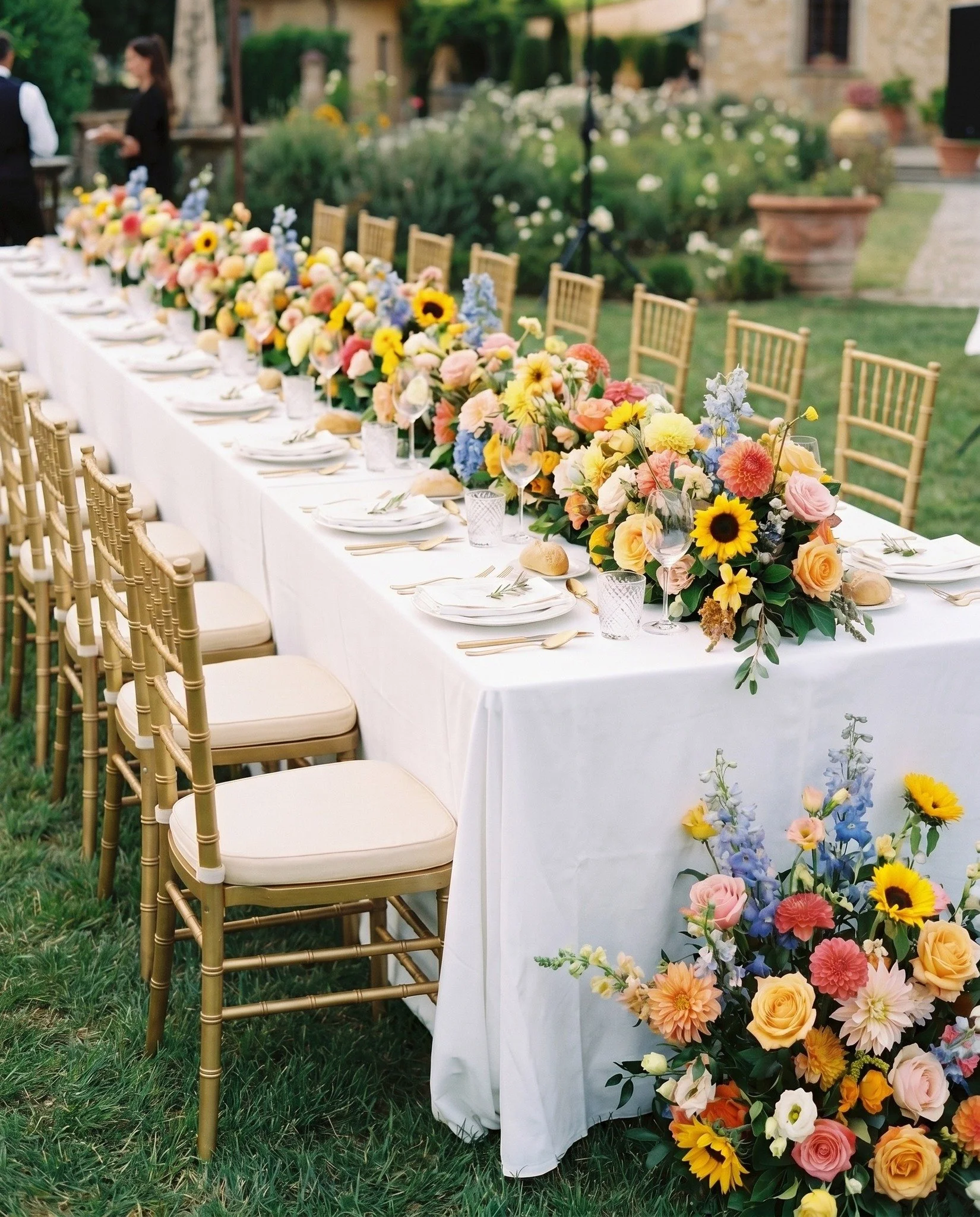 Summer weddings in Florida call for color magic. Yes, magic! There are multiple color palette options for a summer wedding, from vibrant to earthy. The right tablecloth does more than cover a table. It tells your guests exactly what kind of love stor