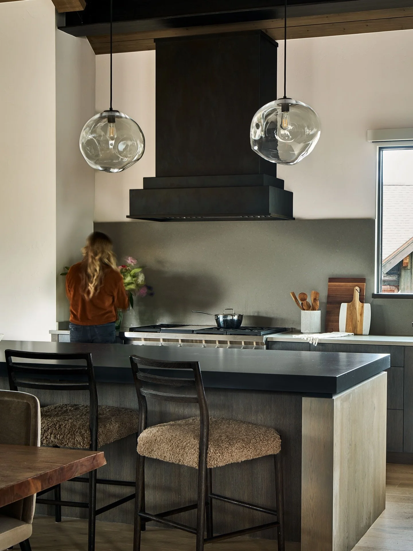 A modern kitchen, defined by its custom metal hood and open space.  It&rsquo;s the balance of form and function that defines great design&mdash;where every detail has purpose, and nothing is overlooked.  #ibddesignstudio. 📸:: @davidpatterson