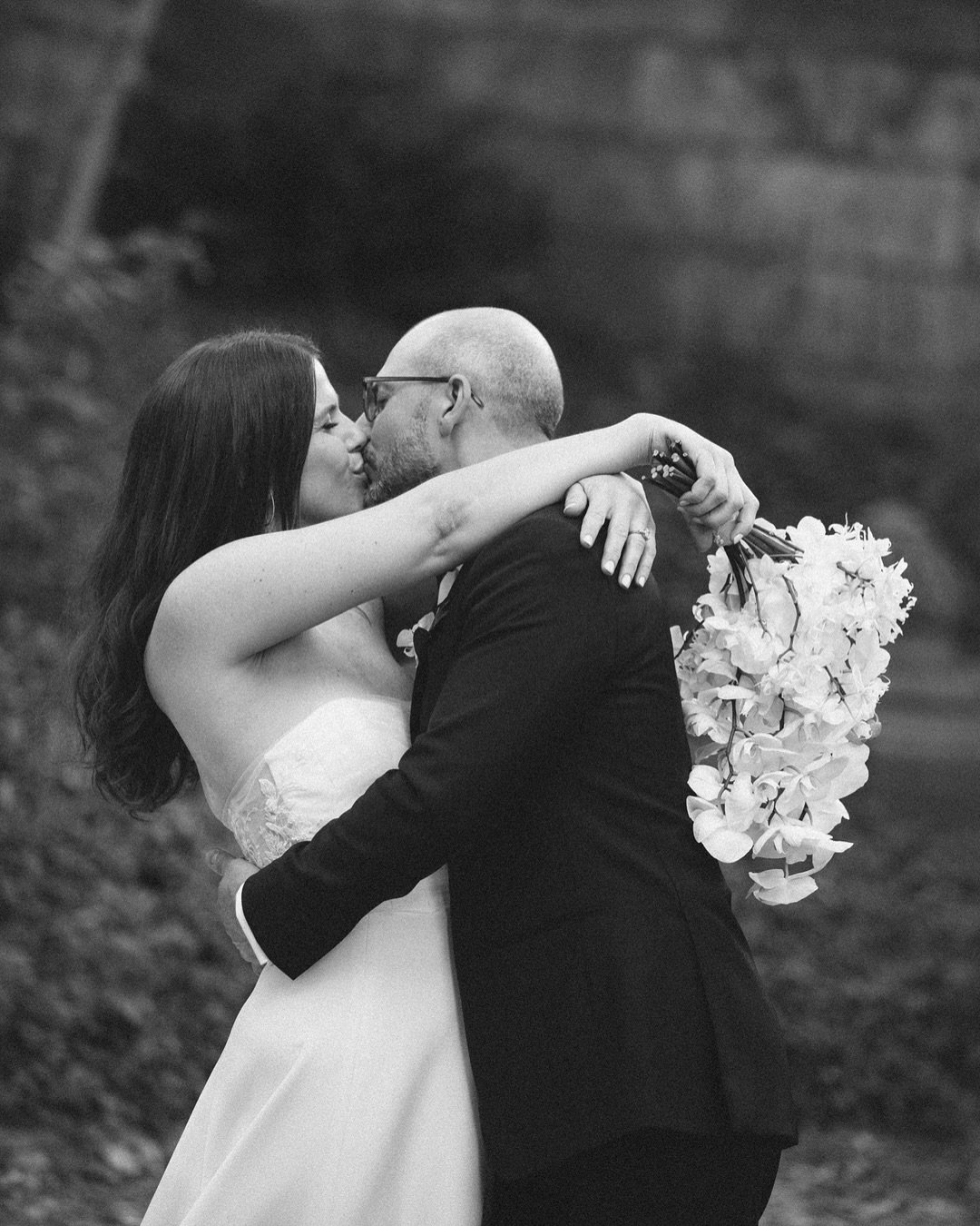 A long stroll around Central Park added a romantic backdrop for Lindsay &amp; Jon 💕💕 2nd shot for @nelaphotography.co 
.
.
.
.
.
.
#photo #photography #weddingday #weddingphotographer #weddingphotography #portraits #portraitphotography #nycphotogra