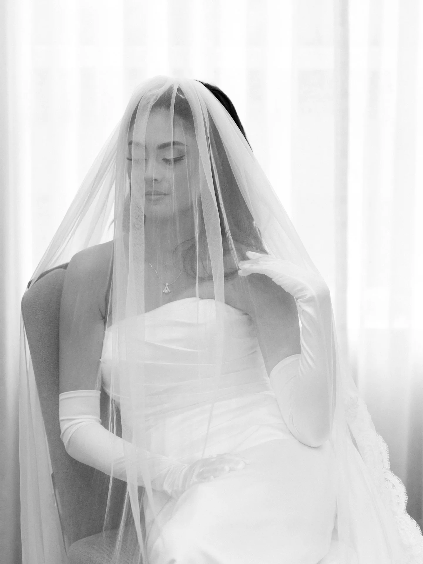 Music low, laughter echoing through the room, friends moving around her like they&rsquo;ve done a hundred times before. 
Capturing this brides intimate getting ready moments felt so special. 

Venue: @hyattregencygreenwich 
Planner: @unkaged_events 
