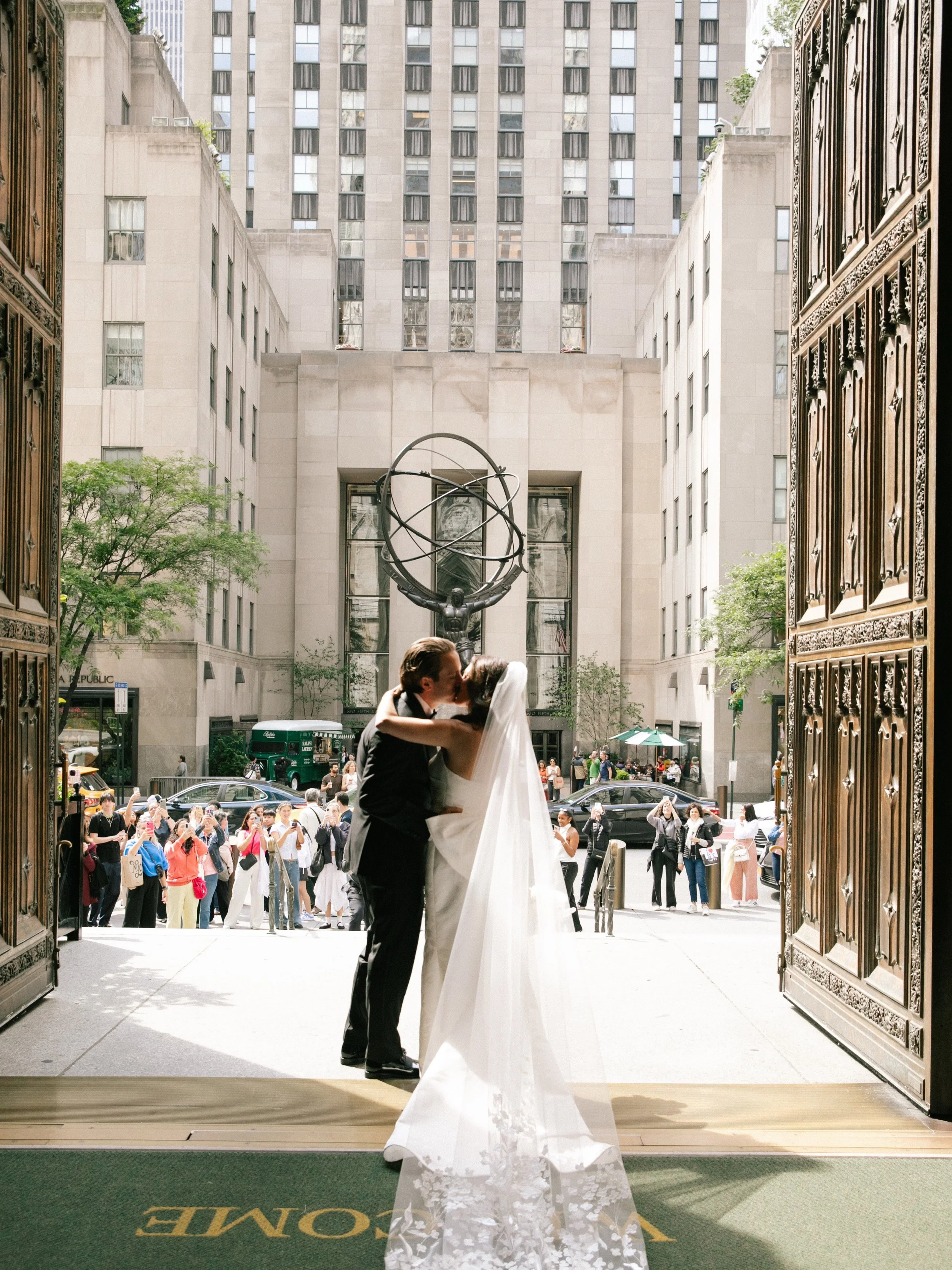 A classic New York couple set against a classic city backdrop. A ceremony at St Patricks, followed by portraits in and around Central Park-perfection!  2nd shot for @nelaphotography.co 
.
.
.
.
.
.
#nycweddingphotographer&nbsp;#weddingphotography&nbs