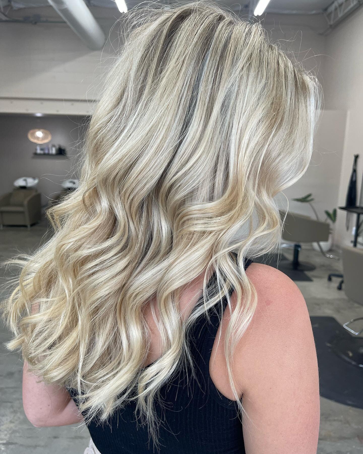 Bright blonde✔️ Lots of shine ✔️ Soft waves ✔️ No matter what your goals are let&rsquo;s check them together ❤️ my beautiful client - Tess Peter