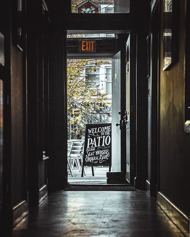 Took this pic last summer at the friendly @wardeightbar! It may be snowing out but I&rsquo;m dreaming of that patio life. Also hey wow cool sign huh?? 😉
.⁠⠀
.⁠⠀
.⁠⠀
.⁠⠀
#patio #barphoto #restaurantphotography #summertime #patiolife #chicagorestauran