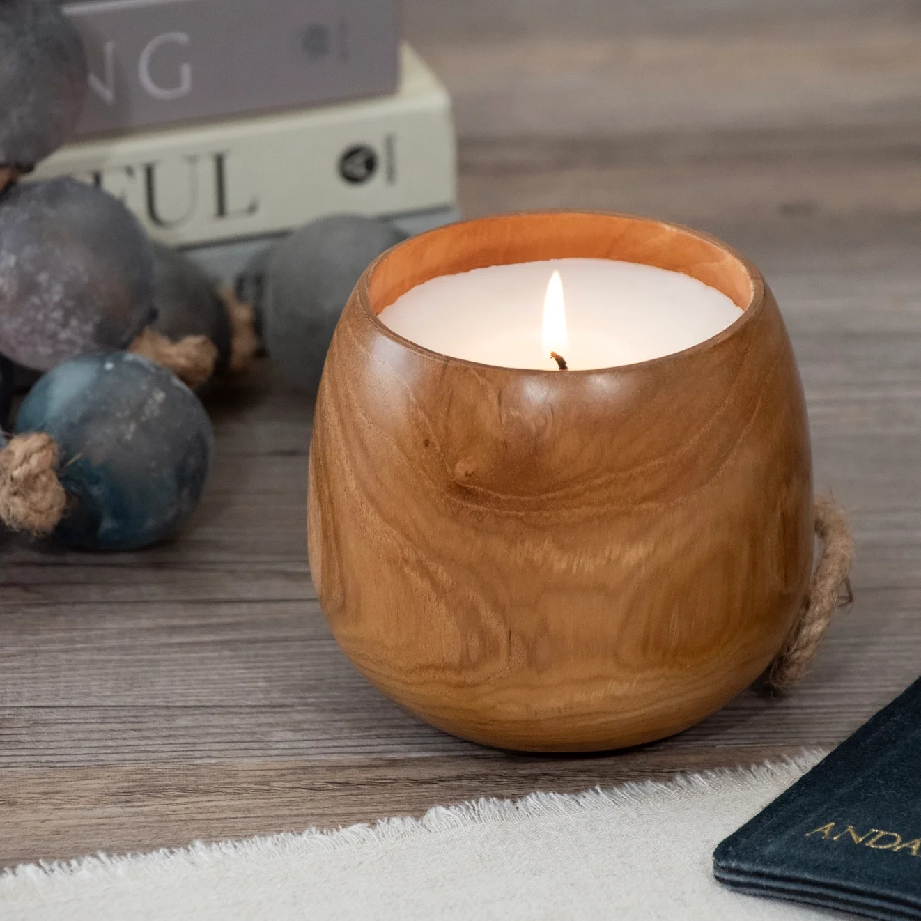 sandalwood teak candle.webp