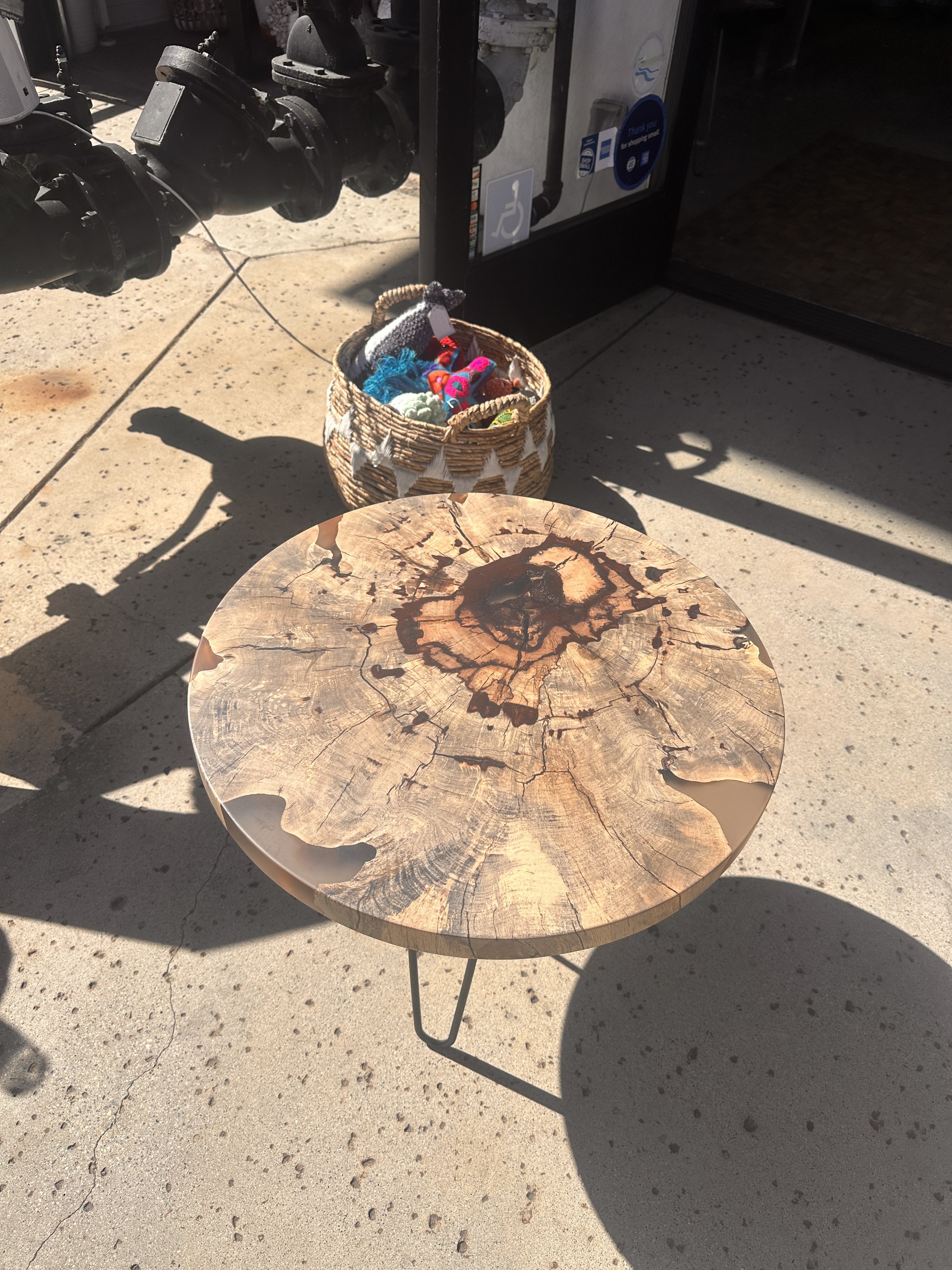 Champagne resin round end table.JPG