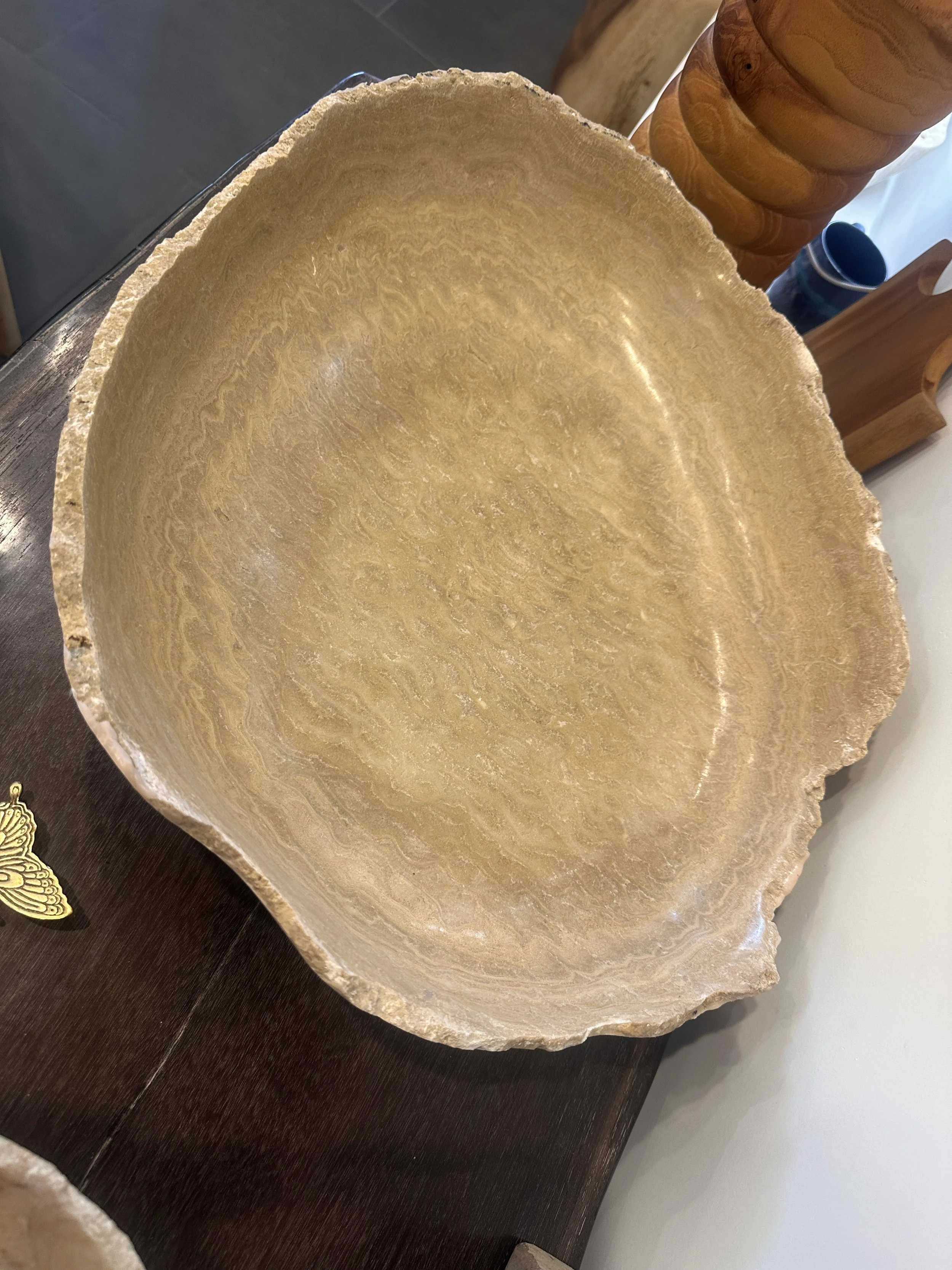 Decoraative round tan onyx bowl.JPG