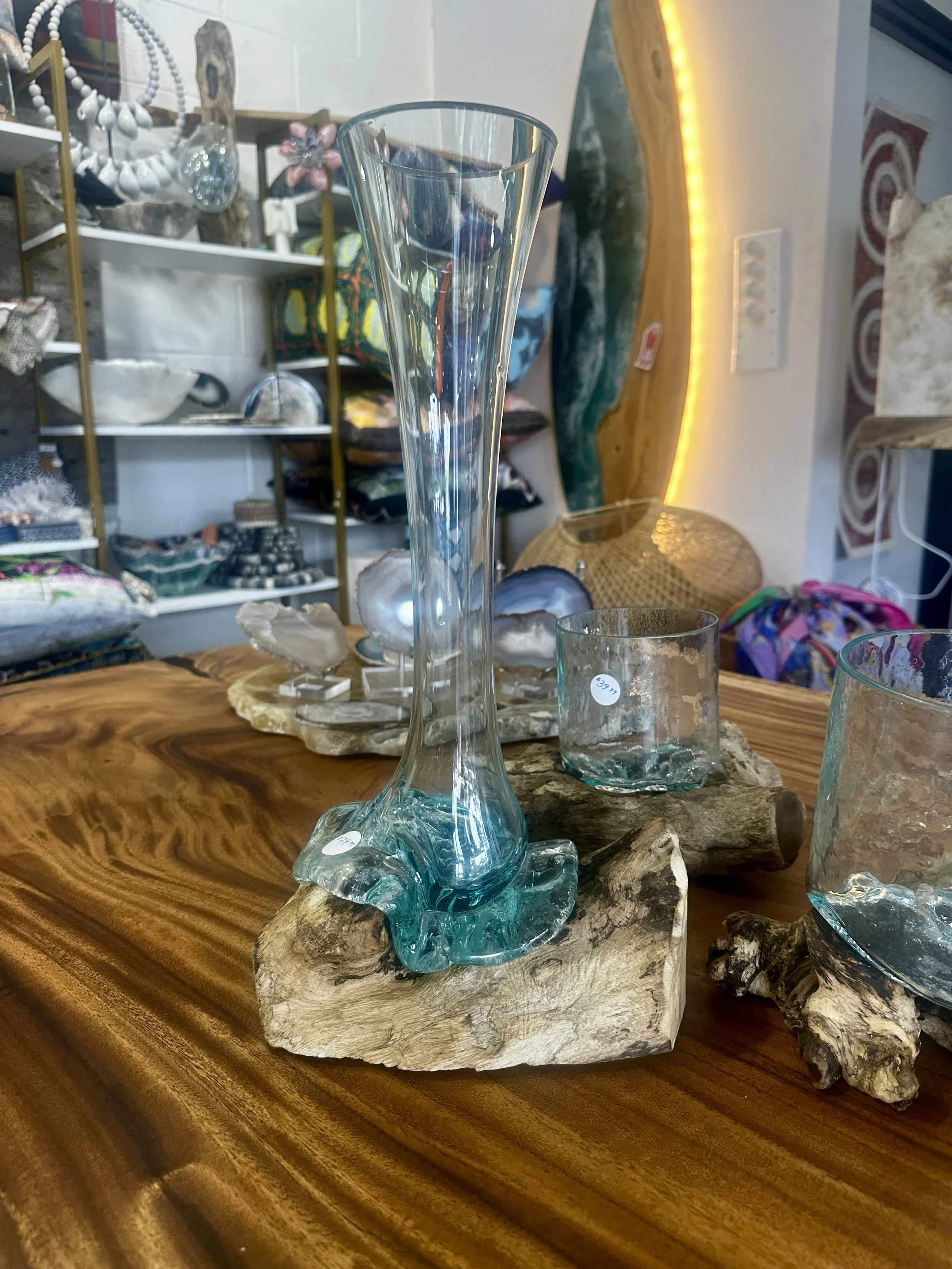 Blown glass vertival thin vase.JPG