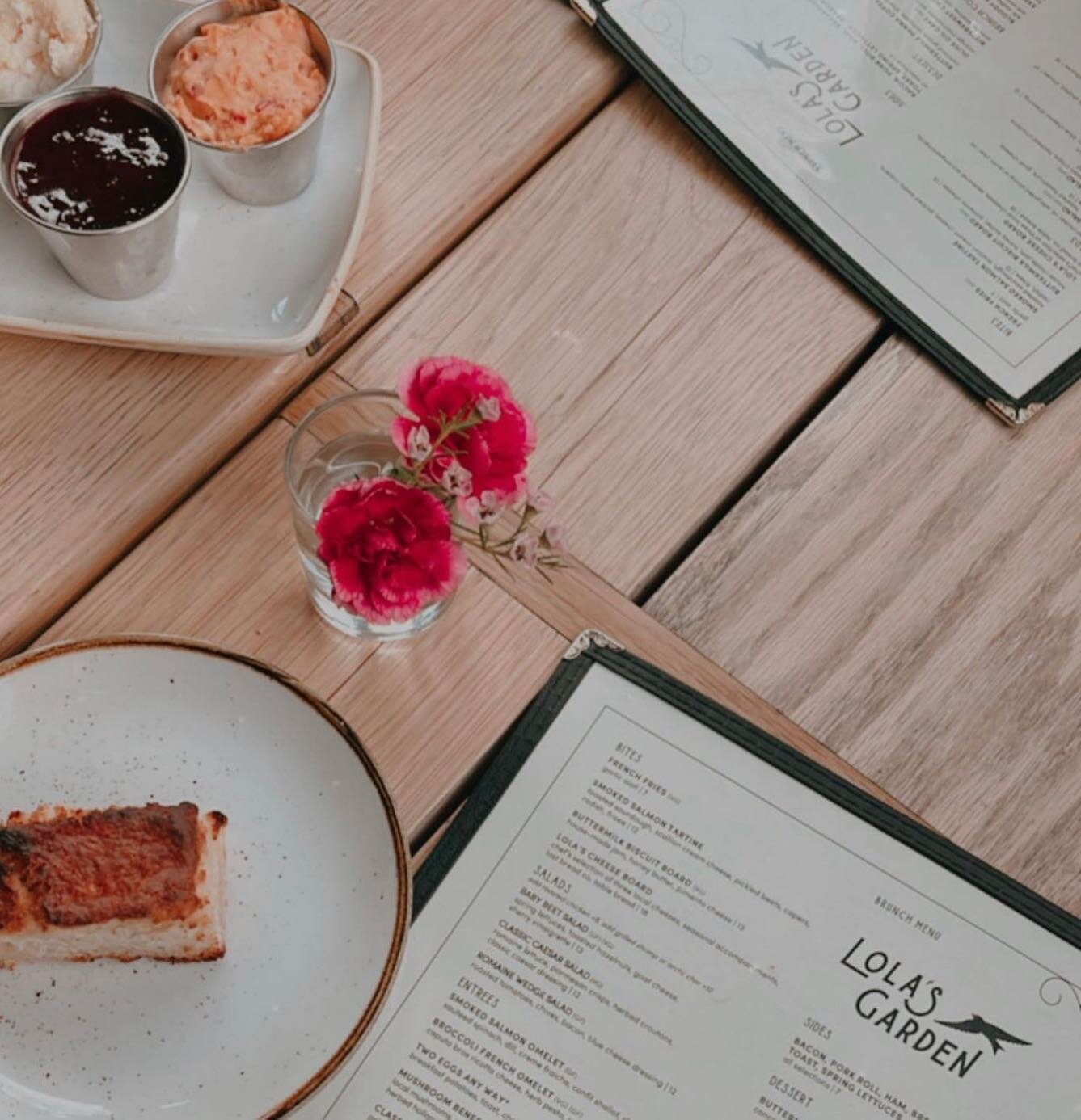 Mother's Day weekend is here, so treat your mom to a relaxing shopping trip @suburbansquare and brunch at Lola&rsquo;s Garden. 
📸 @bites_n_sites_ 

#ardmore #mainline #mainlinepa