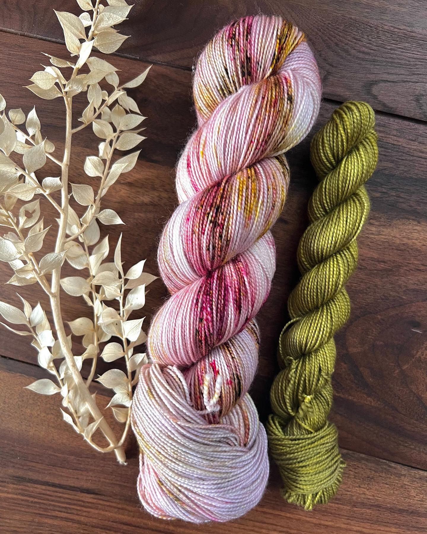 April&rsquo;s colorway for Ash &amp; Bumble&rsquo;s Field Notes Club is | Butterfly Bush!

Butterfly Bush kicks off the second quarter theme of Botanicals! 🌸

Butterfly Bush has base layers of a powder pink, bubblegum pink, &amp; a light Iris with p